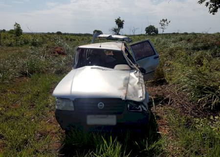 Carro leva fechada durante ultrapassagem, condutor perde controle e capota na BR-267