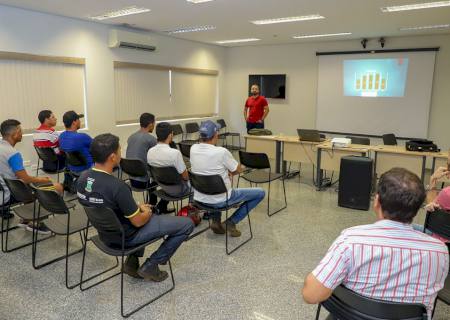 Visando melhorar a coleta de lixo garis e motoristas recebem treinamento