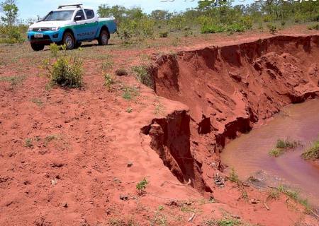 Proprietário rural é multado pela PMA em R$ 14 mil por erosão e poluição de córrego