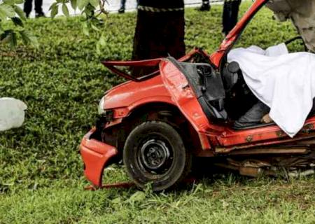 Carro atinge árvore e casal morre em Campo Grande