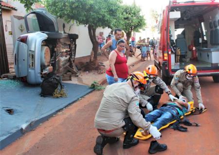 Em Nova Andradina, condutor perde controle do carro e colide em muro de residência