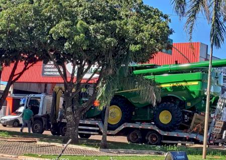 Caminhão transportando uma colheitadeira arranca fios ao trafegar na Eurico Soares