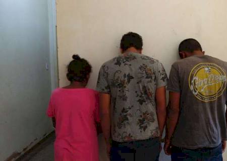 Trio rouba táxi mas carro quebra e todos são presos em Dourados