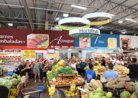 Coral do Conviver apresenta cantigas natalinas em Supermercados de Nova Andradina