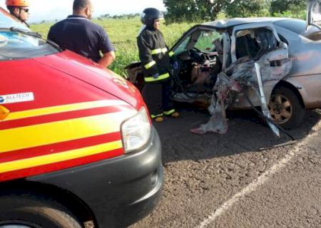 Colisão entre carro e caminhão mata uma pessoa na BR-267