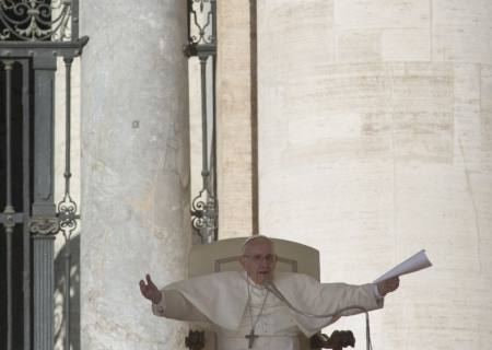 Papa Francisco diz que igreja está atrasada e pede reformas