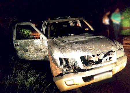 Em Nova Andradina, assaltantes sequestram vítimas, roubam caminhonete e ateiam fogo