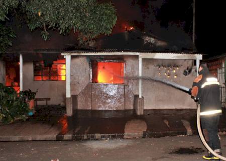 Vídeo: Incêndio supostamente criminoso destrói residência em Nova Andradina