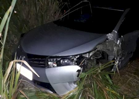 Carro de passeio colide com carreta na BR-267 região de Bataguassu