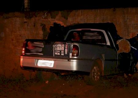 Saveiro colide contra muro de chácara em Ivinhema