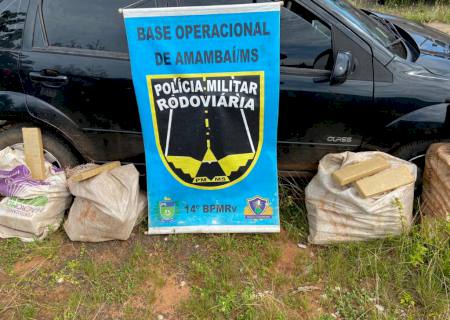 Condutor foge e abandona carro com 95 kg de maconha em Amambai