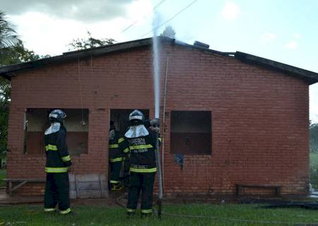 Incêndio destrói residência na zona rural de Nova Andradina