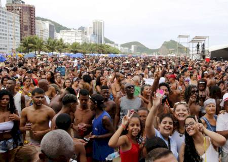 Médico diz como doença do beijo pode ser evitada no carnaval