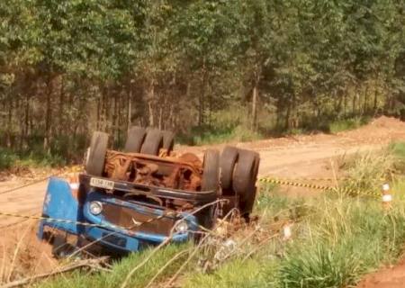 Caminhão tomba e motorista morre em Laguna Carapã