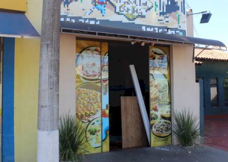 Vândalos destroem blindex de pizzaria no centro de Nova Andradina