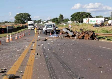 Grave acidente entre carro e caminhão mata uma pessoa na Capital