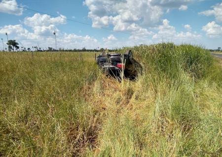 Carro capota após colisão com carreta boiadeira de Nova Andradina na MS-276