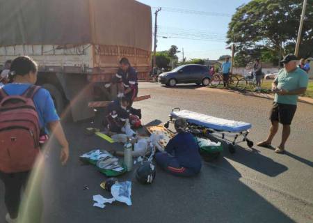 Condutor de moto colide contra carreta e fica gravemente ferido em Dourados