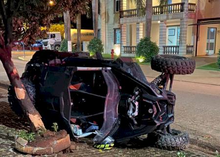 Carro de trilha colide em árvore, adolescente morre e motorista foge