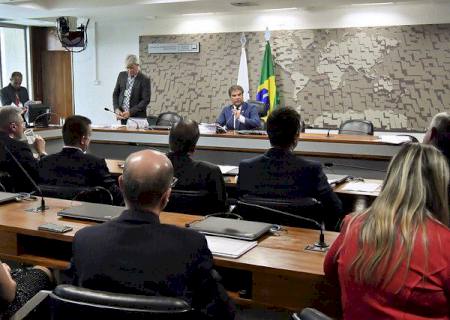 Após Nelsinho dizer que abraçou ''meio Congresso'', políticos realizam exames para Covid-19