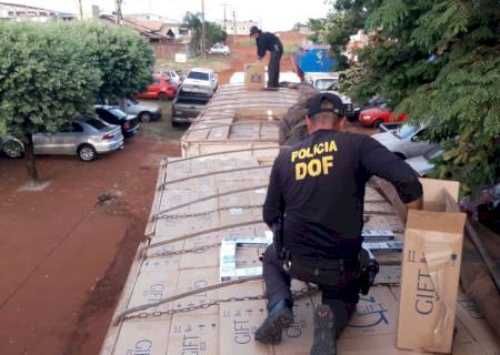 Carreta com 45 mil pacotes de cigarros contrabandeados é apreendida pelo DOF