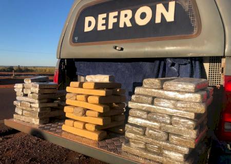 Passageiros são presos pela Defron com bolsas repletas de maconha