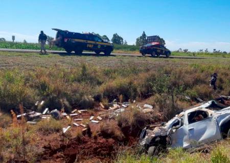 Veículo cheio de drogas capota durante fuga da PRF na BR-463