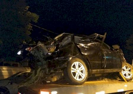 Motorista capota carro carregado com 650 kg de maconha