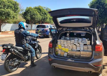 Ação policial apreende carro de luxo com 600 kg de maconha em Bataguassu