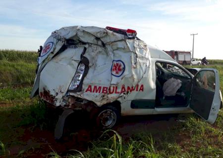 Motorista sai ileso de acidente com ambulância em Amambai