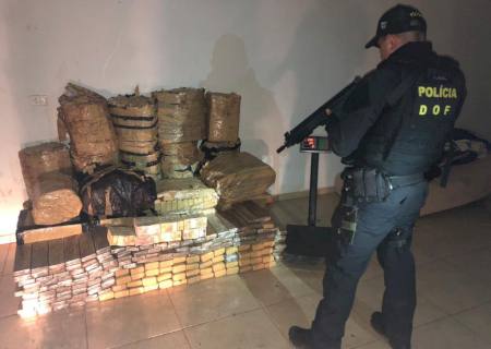 DOF fecha depósito de drogas e apreende 815 kg de maconha e R$ 158 mil