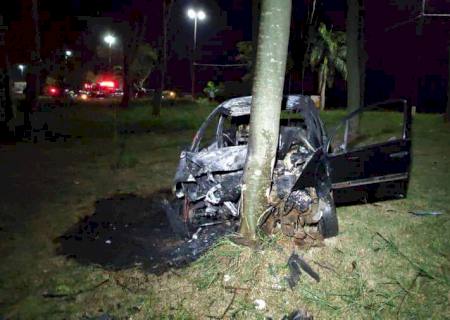 Em Dourados, carro atropela e mata ciclista, colide em árvore e pega fogo