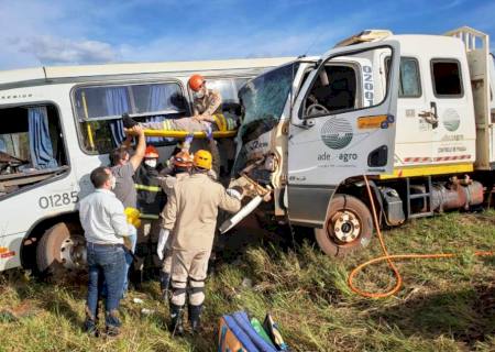 Colisão entre ônibus e caminhão da usina Adecoagro deixa pessoas feridas em Ivinhema