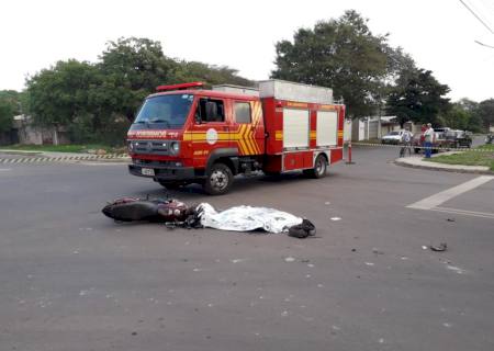 Acidente entre moto e caminhão deixa uma pessoa morta em Corumbá