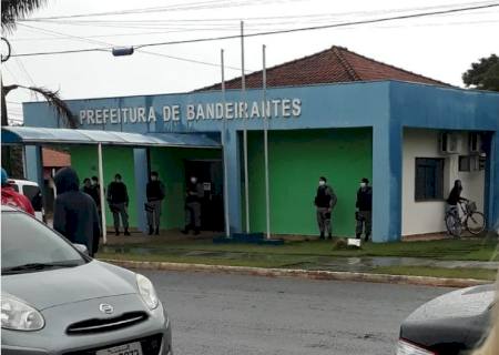 Gaeco cumpre mandados na prefeitura e casas de gestores de Bandeirantes