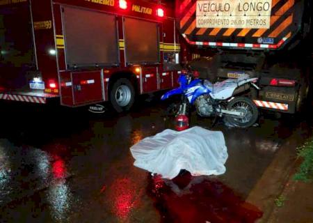 Motociclista colide na traseira de caminhão parado e morre em Dourados