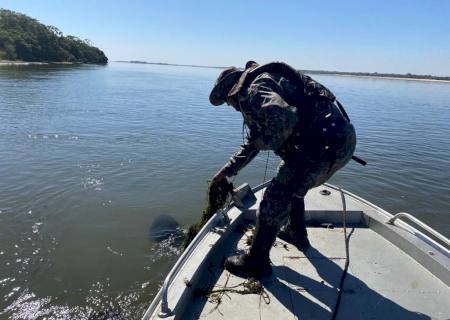 PMA realiza fiscalização fluvial e apreende vários petrechos ilegais de pesca no rio Ivinhema