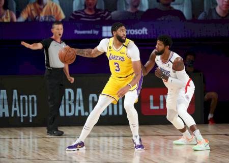 Davis anota 34 pontos, LeBron faz cesta da vitória e Lakers frustram os Clippers em batalha na bolha