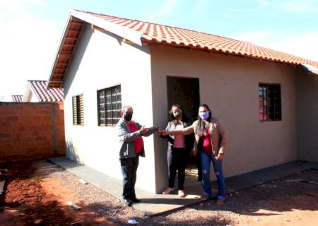 Takahashi entrega casa reconstruída após incêndio na Benedito Schaefer