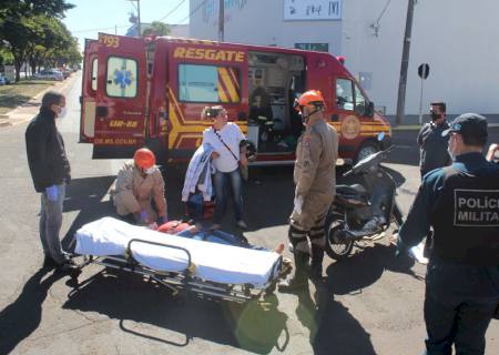 Motociclista esbarra em carro, cai e fica ferida na Eurico Soares