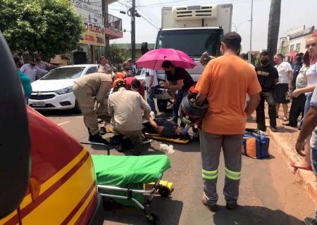 Motociclista fica gravemente ferida ao colidir com caminhão em Ivinhema