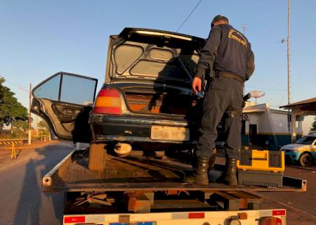 Dupla contrata guincho para transportar carro com drogas e acaba presa