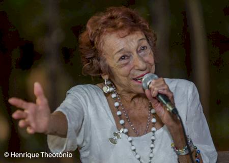 Delinha comemora seus 84 anos com live para os fãs