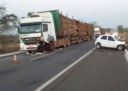 Motorista morre ao invadir pista contrária e colidir com carreta na BR-262