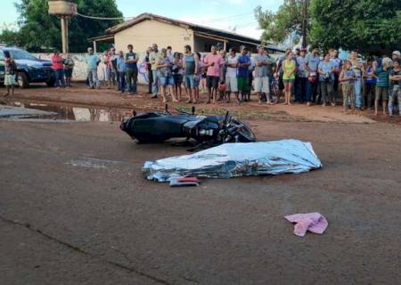 Motociclista tenta desviar de buraco, cai e morre atropelada em Dourados