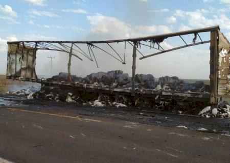 Bombeiros combatem incêndio após carreta pegar fogo na BR-267