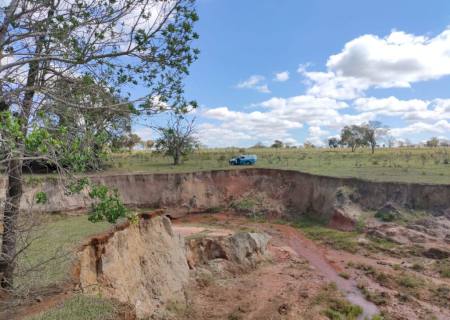 Quilômetros de voçoroca gera multa de R$ 60 mil a fazendeiro em Santa Rita do Pardo