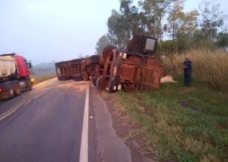 Em Amandina, carreta carregada com milho tomba e parte da carga se esparrama pela rodovia