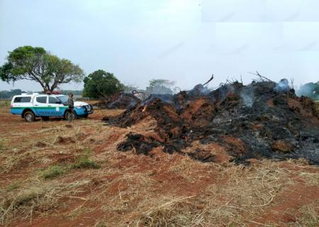 Mulher é surpreendida pela Polícia Ambiental enquanto ateava fogo em chácara em Ivinhema