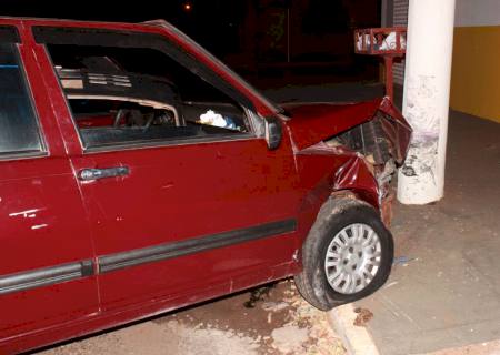 Motorista colide carro contra poste em Nova Andradina